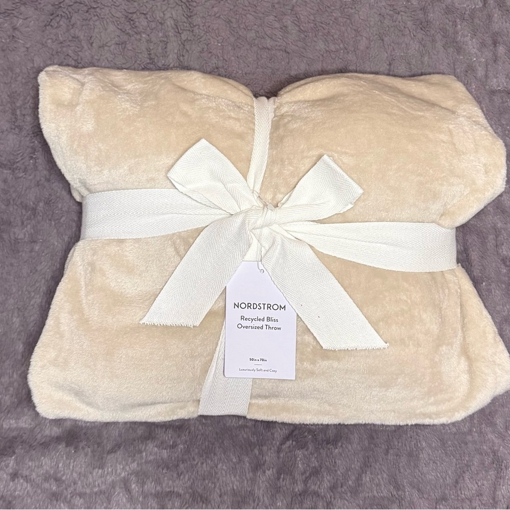 BRAND NEW Nordstrom Oversized Soft Blanket